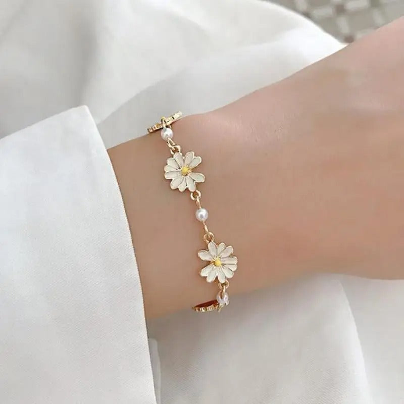 White Daisy Pearl Flower Hand Bracelet